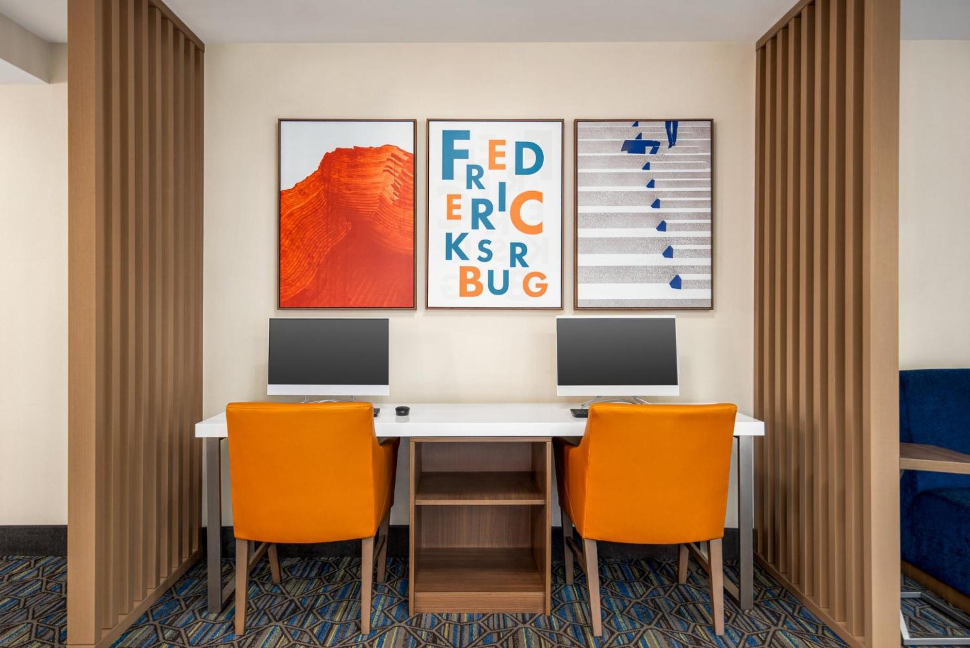 Holiday Inn Express Hotel & Suites Fredericksburg By Ihg Экстерьер фото
