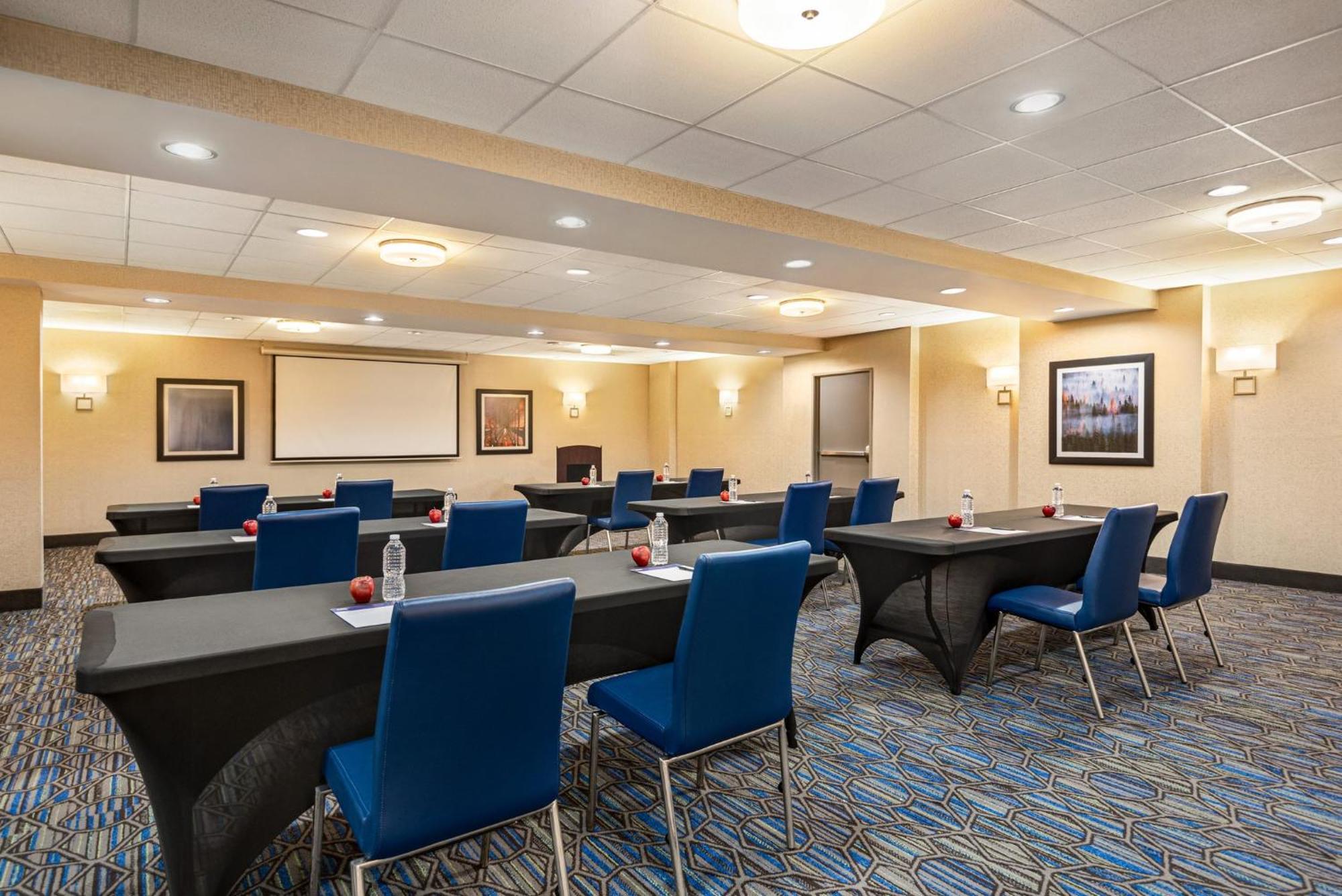 Holiday Inn Express Hotel & Suites Fredericksburg By Ihg Экстерьер фото