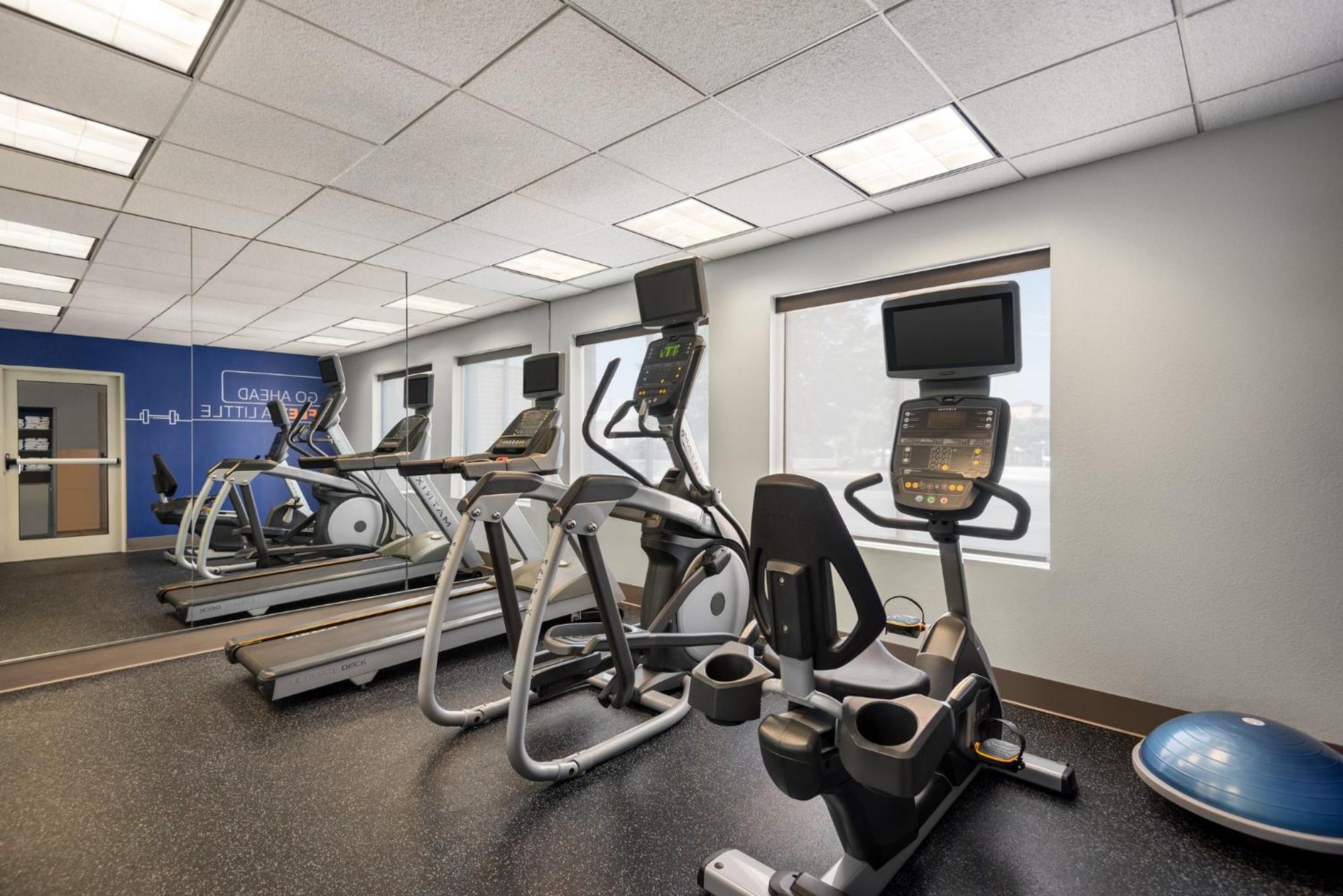Holiday Inn Express Hotel & Suites Fredericksburg By Ihg Экстерьер фото