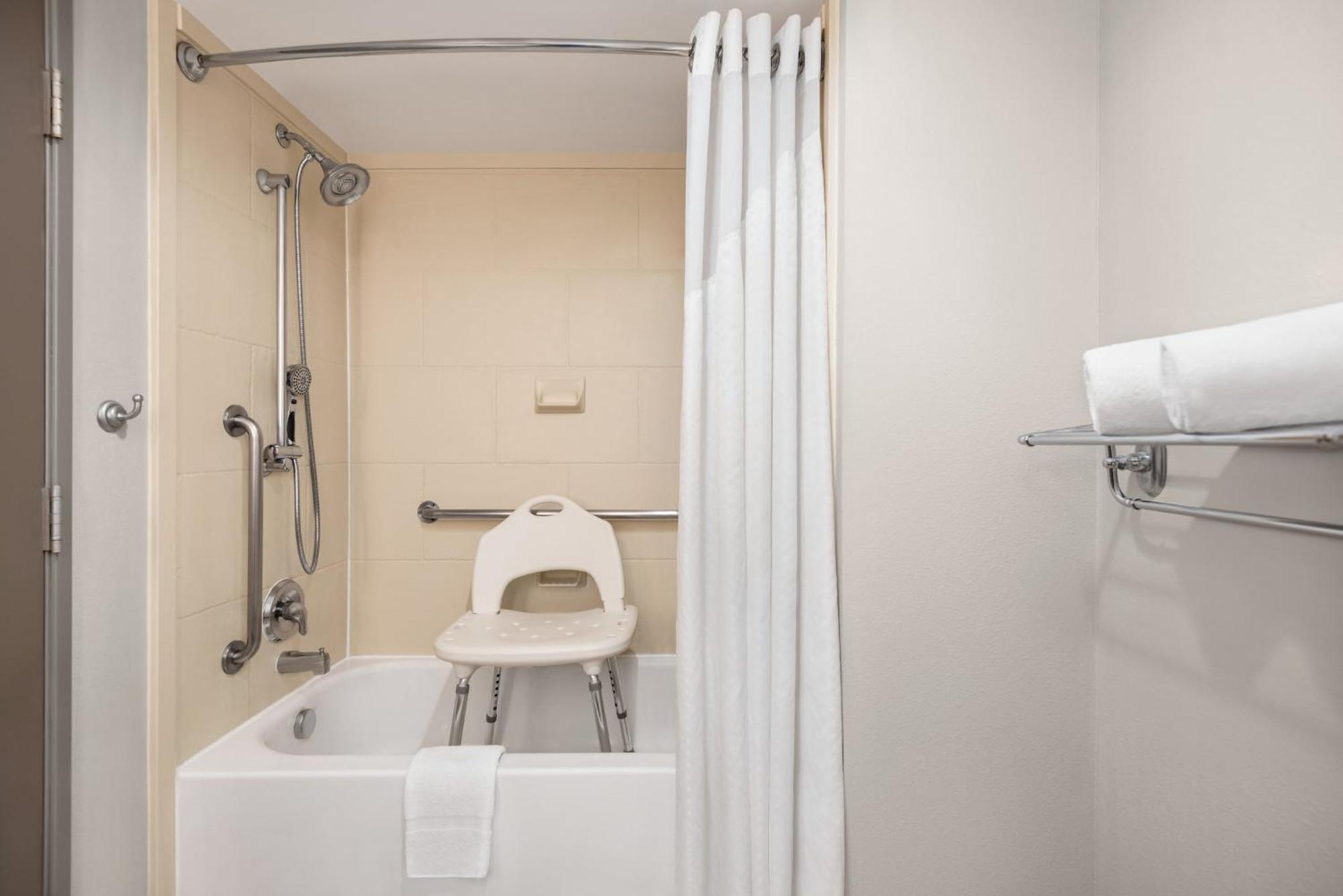 Holiday Inn Express Hotel & Suites Fredericksburg By Ihg Экстерьер фото