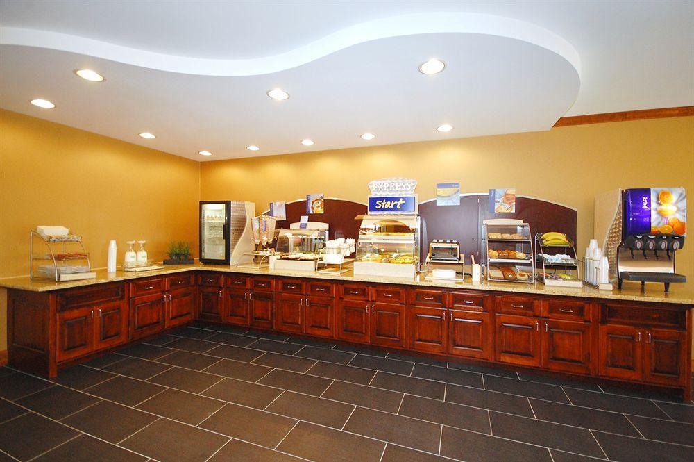 Holiday Inn Express Hotel & Suites Fredericksburg By Ihg Экстерьер фото